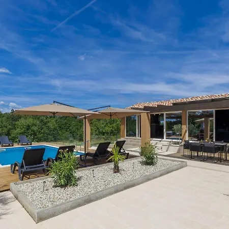 Casa vacanze Lady Di, A Private Pool Haven Near *